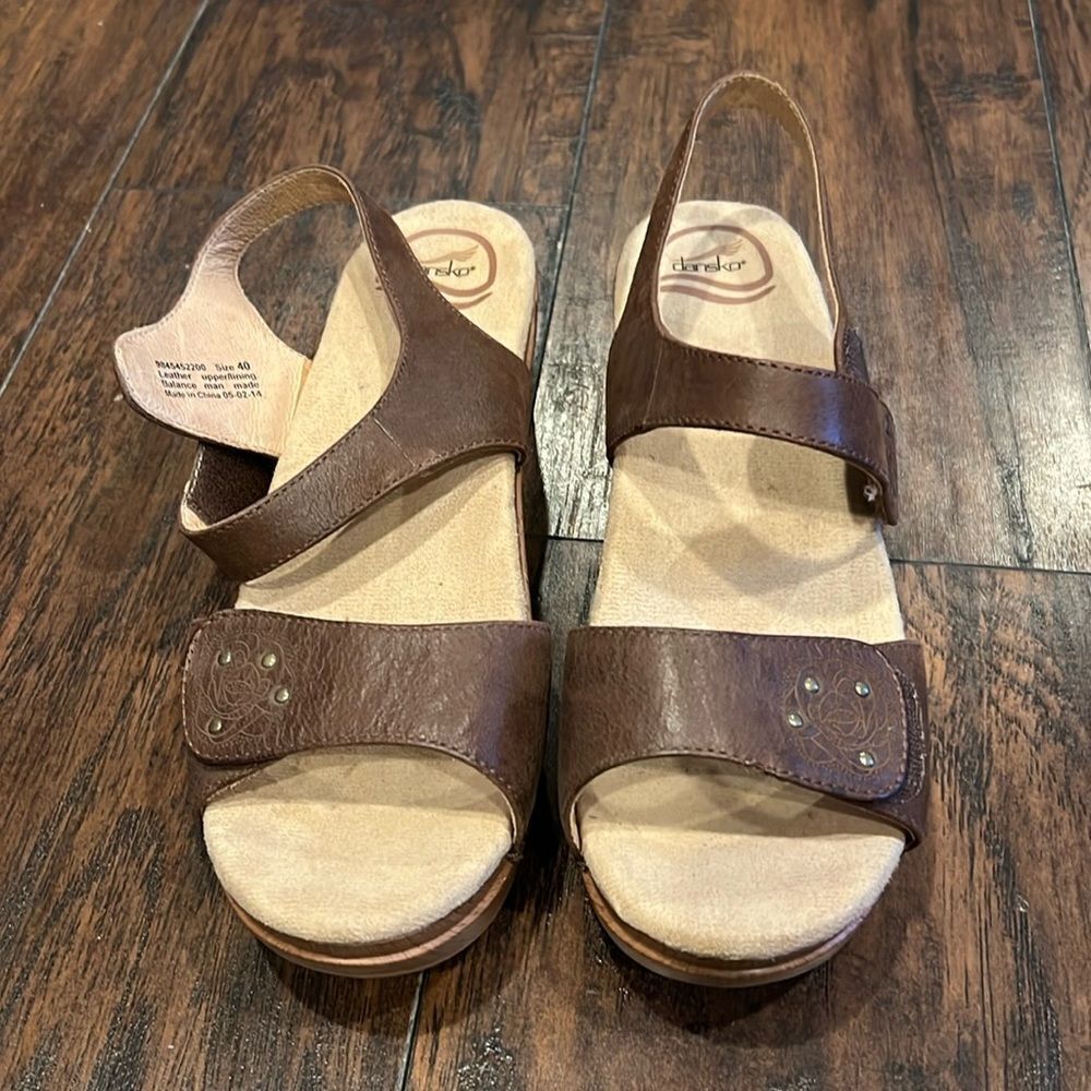 Dansko Women 40 Sonnet Sandal Ankle Strap Clog Stud Floral Leather US Sz 8.5
